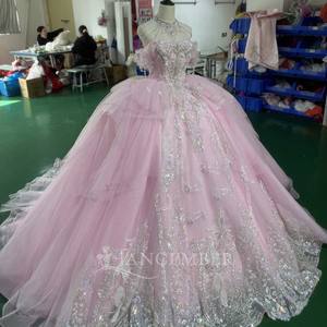 Vestidos de Quinceañera Modernos Rosa Claro, Vestido de Noche de Organza Rosa con Encaje y Perlas, Vestido de 16 Años con Cola de Capilla y Manga Larga - Product Image 2