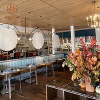 Ensemble de meubles de restaurant, café et bar moderne, tables à manger en bois avec chaises en bois et banquette en cuir brun