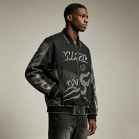 Veste noire délavée à panneaux, broderie filigranée, motif tourbillon, bords effilochés, poignets et ourlet côtelés, fermeture éclair, style streetwear