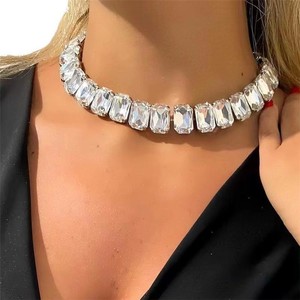 Cadena de clavícula de cristal cuadrado de lujo para mujer, gargantilla geométrica delicada con diamantes de imitación, collar versátil para uso diario y fiestas. - Product Image 2