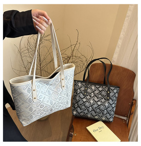 Sac fourre-tout élégant et ethnique en jacquard 2026 KH, grande capacité, sac à bandoulière en brocart Niche Zhuang pour femme, idéal pour le bureau et les trajets quotidiens - Product Image 4