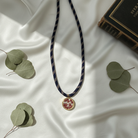 Accessoires : Collier avec pendentif médaillon en verre, breloque en paracorde, en acier inoxydable