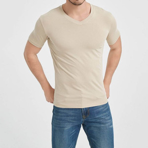 T-shirt da uomo personalizzata taglia USA, slim fit, in poliestere ed elastan, traspirante, anti-restringimento, ad asciugatura rapida, con scollo a V e stampa serigrafica - Product Image 5