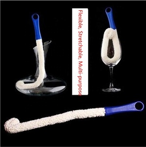 Brosse de nettoyage créative à long manche flexible avec embout en mousse pour gobelets, carafes, verres à vin rouge et verrerie - Product Image 4