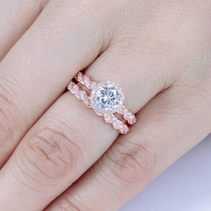 Anello a fascia intrecciata da donna, tono oro rosa, gioiello minimalista alla moda - Product Image 4