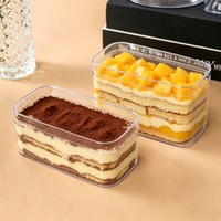 Boîte d'emballage transparente jetable de qualité alimentaire avec couvercle pour dessert et pâtisserie, idéale pour les mousses, les tiramisus et les petits gâteaux.