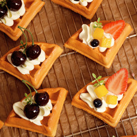 Modèle de simulation de gaufre à la crème de fraises, pour la décoration de table de desserts, l'affichage en boulangerie et la photographie d'échantillons