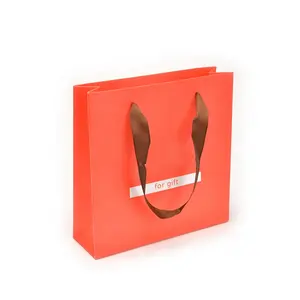 Fabricant sac d'emballage de vêtements en papier avec impression de logo personnalisée sac d'emballage de cadeau en papier blanc pour carte