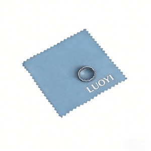 Chiffon de nettoyage pour bijoux en microfibre, anti-ternissement, avec logo personnalisé en relief, emballé individuellement dans une boîte de luxe. - Product Image 1