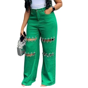 Jeans de Cintura Alta con Cadena y Tachuelas, Estilo Casual para Mujer, Diseño Moderno - Product Image 3