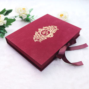 Scatola per Inviti di Nozze in Velluto Personalizzata con Stampa in Lamina d'Oro, Nastro in Acrilico Trasparente, Distintivo in Cera e Fascia - Product Image 4