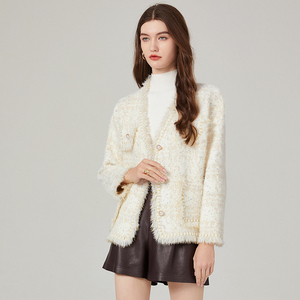 Cardigan invernale <span class=keywords><strong>elegante</strong></span> da donna lavorato a <span class=keywords><strong>maglia</strong></span> in Tweed bianco delicato con decorazione con nappine e motivo a punti con ornamento a bottone - Product Image 2