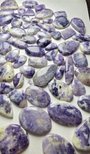 Quartz Lepidolite Naturel Poli, Motif Arc-en-ciel, Haute Qualité, Certifié par un tiers, Formes Cabochon Assorties, Vente en Gros - Product Image 4
