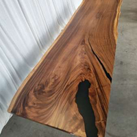 Prix réduit Plateau de table en bois massif avec bord naturel en résine époxy pour table à manger