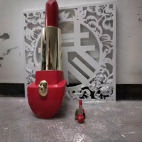 Modèle de statue en tube de rouge à lèvres surdimensionné en fibre de verre à structure moulée intégrale pour ornement paysager d'aire de beauté de centre commercial