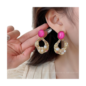 Boucles d'oreilles pendantes fantaisie en argent plaqué, fleurs en acrylique imitation perle, irrégulières, haut de gamme, nouvelle collection 2025, pour femme, usage quotidien - Product Image 4