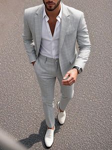 Nuovo Arrivo: Completo da Uomo per Affari, Grigio Chiaro a Quadretti, Risvolto Classico, Due Bottoni, Tasche con Patta, Pantaloni a Vita Piatta - Product Image 3