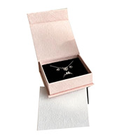 Boîte cadeau noire personnalisée pour bijoux avec insert en satin, emballage de luxe pour bracelets destiné à la vente au détail et aux présentoirs de marque