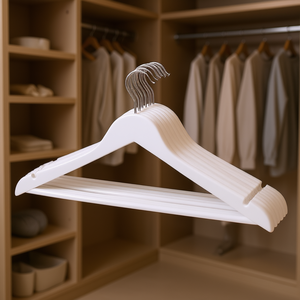 Paquete de 5 Perchas de Plástico Blancas con Hombros Antideslizantes para Almacenamiento en Armarios - Product Image 3