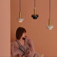Suspension LED irrégulière en marbre moderne pour appartement, décoration d'intérieur au design unique