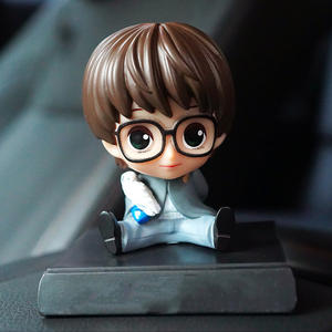 Muñeco Personalizado Hecho a Mano con Estilo de Personaje de Película, Adorable Muñeco Cabezón para Decoración de Consola Central de Automóvil, Artesanía de Resina - Product Image 3