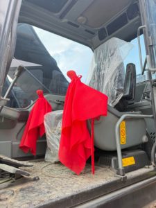 รถขุดมือสอง Volvo EC210 ขนาด 21 ตัน คุณภาพเชื่อถือได้ พร้อมชุดตีนตะขาบที่แข็งแรง เหมาะสำหรับงานขุดดินและงานฐานราก - Product Image 3