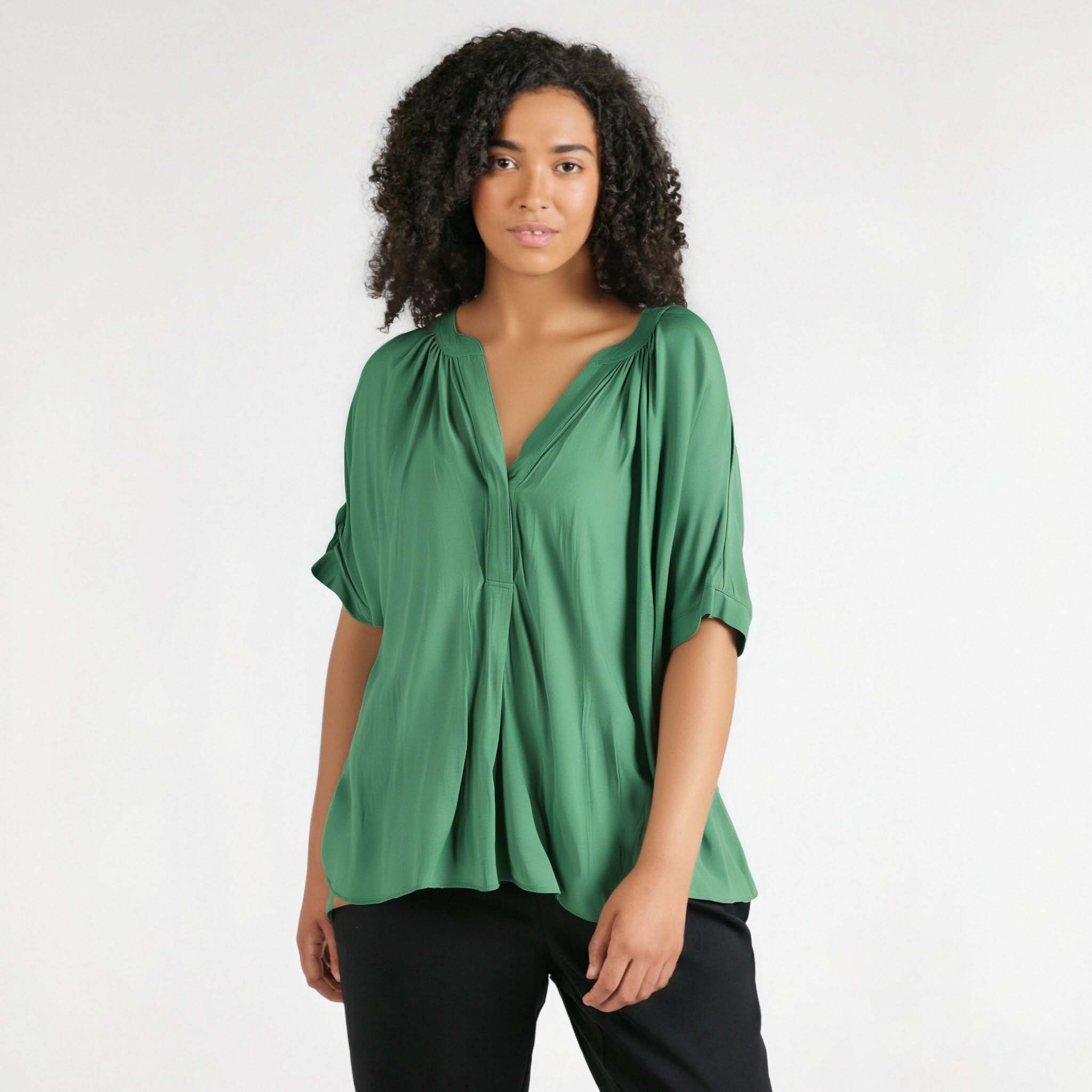 Encuentre ofertas de blusas verde esmeralda elegantes y de moda