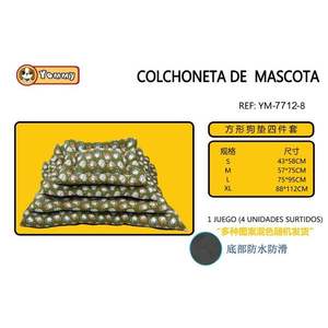 Set di Quattro Tappetini Antiscivolo per Cani con Motivo Quadrato sul Fondo - Product Image 1