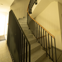 Main courante soudée par tube vertical d'escalier en acier doux de prix concurrentiel main courante et balustrade décoratives résidentielles durables