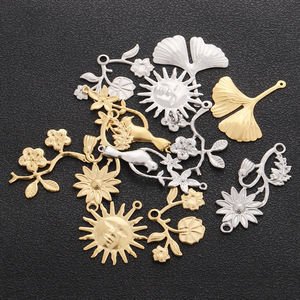 จี้ดอกไม้สแตนเลสสตีลสำหรับทำเครื่องประดับ DIY ชิ้นส่วนตกแต่งรูปกลีบดอกไม้ ใบไม้ และกิ่งไม้เคลือบผิวสำหรับทำสร้อยคอ - Product Image 1