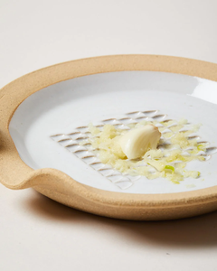 Râpe à ail fonctionnelle en grès, plat à râper l'ail, poterie en argile, râpe à ail manuelle, idéale pour râper et écraser - Product Image 4