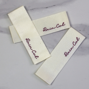 Étiquette tissée beige damassée haute densité avec logo personnalisé pour vêtements, étiquettes souples pliées sur le bord pour pulls - Product Image 4