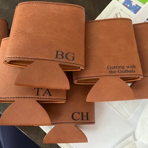 Sac isotherme en cuir PU à motif logo personnalisé 2026 pour bouteilles et canettes de bière, housse de protection conçue en usine pour le cola et la bière - Product Image 1