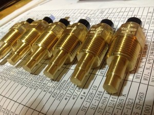 Cảm biến nhiệt độ nước làm mát động cơ 4954905 động cơ <span class=keywords><strong>dongfeng</strong></span> cho <span class=keywords><strong>Cummins</strong></span> bộ phận động cơ diesel Hàng Hải giá - Product Image 6