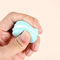 Jouet anti-stress souple en mousse PU de 4 cm, en forme de macaron artificiel, idéal pour la décoration de pâtisseries et comme jouet à presser.