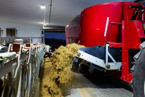 Nouveau mélangeur d'aliments TMR remorquable avec convoyeur à décharge hydraulique, capacité de 5 tonnes/heure, en alliage, hauteur réglable pour l'alimentation du bétail - Product Image 4