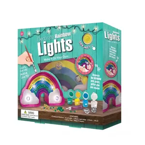 用闪光胶水和亮片装饰在你自己的彩虹灯画包上给孩子们