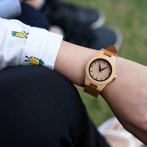 Montre en bois à quartz vintage 2026 OEM pour homme, bracelet en cuir, boîtier en bambou naturel fait main avec cadran à aiguilles et logo personnalisé - Product Image 1