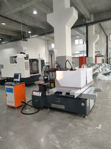 DK77 propose la personnalisation de plusieurs modèles pour le traitement des moules de pièces complexes, et fournit un support technique de <span class=keywords><strong>formation</strong></span>. - Product Image 5