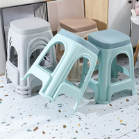 Tabouret adulte en plastique épaissi au design moderne tabouret carré haut simple pour la maison chaise salon-vente en gros empilable