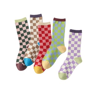 Calcetines a media pantorrilla para mujer con estampado a cuadros de tablero de ajedrez, de moda, para primavera y verano, que combinan con pantalones Shark - Product Image 1