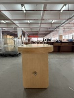 Table de présentation en bois durable peinte pour boutique de vêtements, table de présentation pour magasin de vêtements