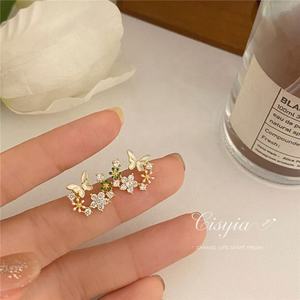 Boucles d'oreilles pendantes en forme de fleur et de papillon en moissanite plaquée or de style forêt féerique, petites, pour les anniversaires de jeunes filles - Product Image 3