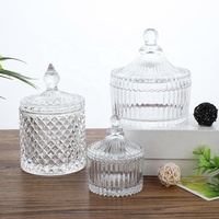 Bougie parfumée personnalisée avec des fleurs séchées dans un bocal à bougie en verre facetté transparent avec couvercle