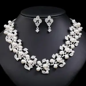 Set perhiasan populer anting kalung rantai bentuk daun mutiara berlian imitasi untuk dekorasi wanita