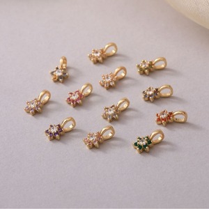 Pendentifs de pierres de naissance florales |   Charmes en acier inoxydable plaqué or 18 carats avec zircone cubique pour la fabrication de bracelets, colliers et autres bijoux DIY - Product Image 4