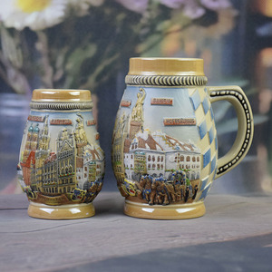 Jarra de Cerveza de Porcelana Estilo Alemán Clásico con Asa, Diseño de Relieve de Monumentos de Múnich, Sublimación, Ecológica, Reutilizable, Temática de Baviera - Product Image 1