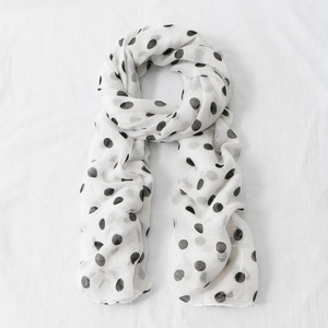 Nouvelle Écharpe Longue en Soie Gaze de Bali à Pois pour Femme, Style Dubaï Moyen-Orient, Cape Extérieure, Nouveau Hijab Arabe Bicolore Noir et Blanc - Product Image 4