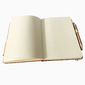 Cuaderno Personalizado de Corcho Reciclado Ecológico, Diario de Tapa Dura con Textura de Madera Sostenible, Banda Elástica y Soporte para Bolígrafo - Product Image 3