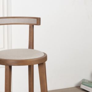 Descubre la Silla de Bar Comercial Ardena de Madera Maciza Moderna, Diseño Elegante y Artesanía de Calidad para la Colección de Muebles de Cocina - Product Image 4